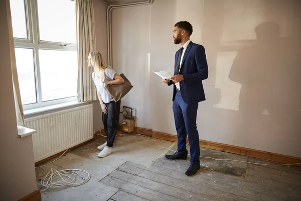 Femme Première Fois Acheteur Regardant Enquête Maison Avec Agent Immobilier — Photo