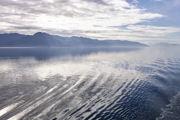 Bootswanderung Auf Dem Alaska See Umgeben Von Bergen Und Wäldern — Stockfoto