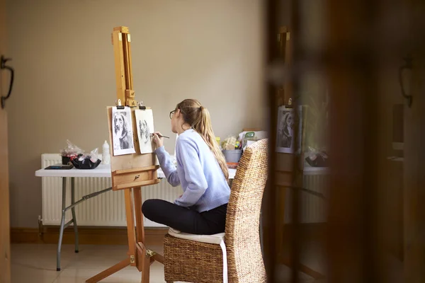 Vedere Laterală Unui Artist Adolescent Care Stă Easel Desenând Fotografie — Fotografie, imagine de stoc