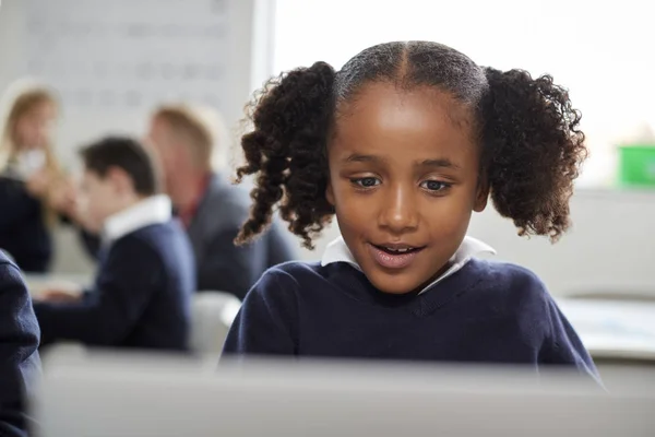 Ung Svart Skolflicka Använda Bärbar Dator Sitter Vid Skrivbordet Grundskola — Stockfoto