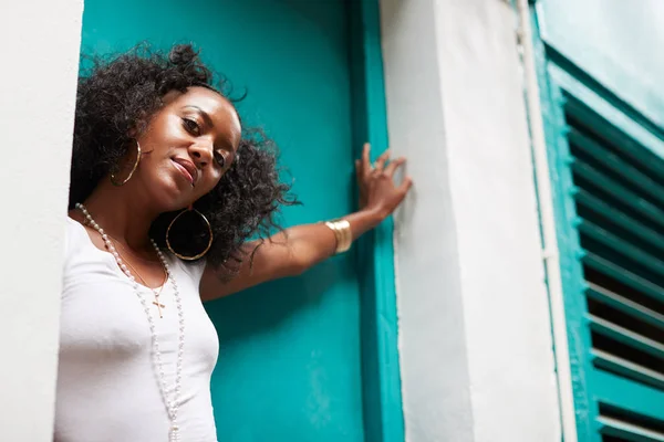 Young Black Woman Leaning Doorway Low Angle Close — Stock Photo, Image