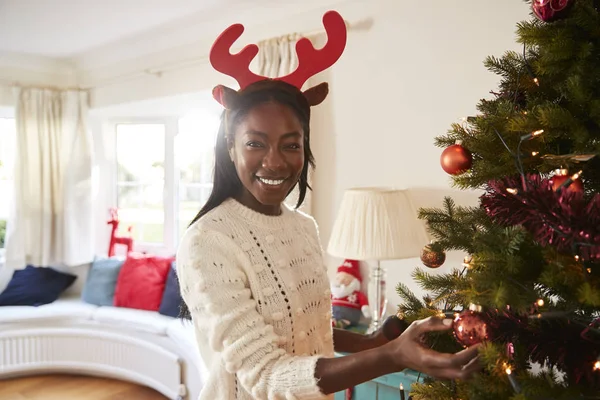 Noel Ağacı Süslemeleri Evde Asılı Boynuzları Giyen Kadın Portresi — Stok fotoğraf