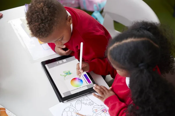 Verhoogde Weergave Van Twee Kleuterschool Kinderen Zitten Aan Een Bureau — Stockfoto