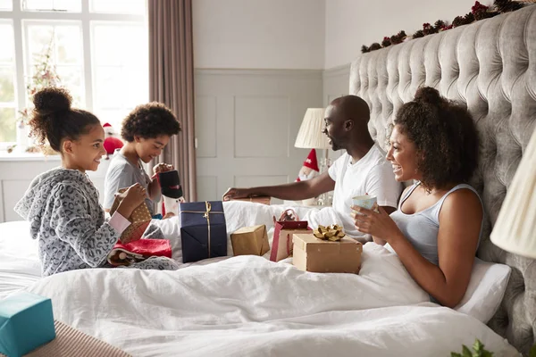 Niños Pequeños Abriendo Regalos Cama Los Padres Mañana Navidad — Foto de Stock