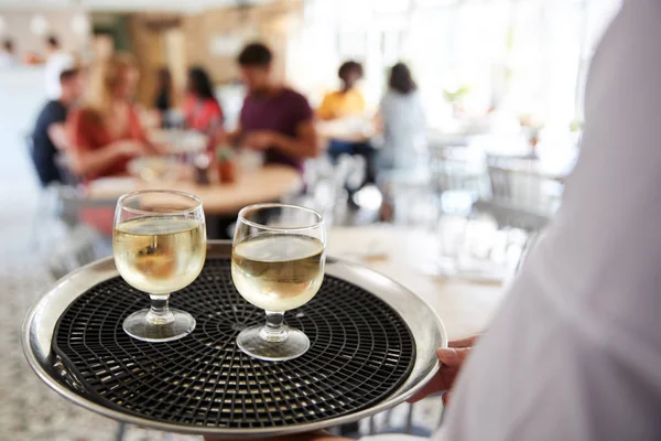 Tray Drinks Carried Waiter Restaurant Close — Stock Photo, Image