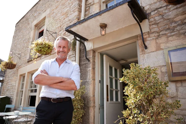 Senior Proprietario Pub Ristorante Maschile Piedi Fuori Dall Ingresso — Foto Stock