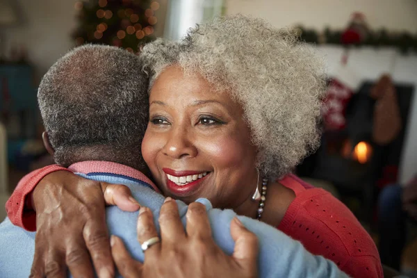 Pareja Mayor Abrazándose Mientras Celebran Navidad Casa Juntos — Foto de Stock