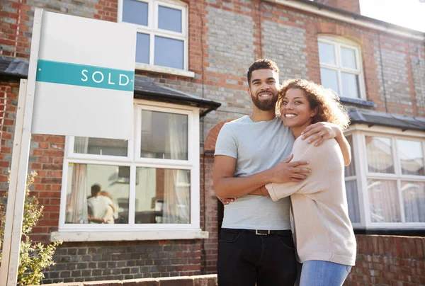 Portrait Couple Excité Debout Extérieur Nouvelle Maison Avec Signe Vendu — Photo