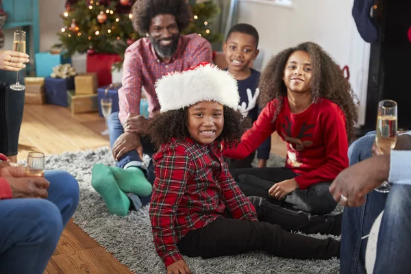 Προσωπογραφία Αγοριού Φορώντας Καπέλο Santa Multi Γενιάς Οικογένεια Γιορτάζει Χριστούγεννα — Φωτογραφία Αρχείου