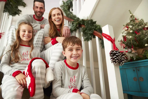 Retrato Família Excitada Vestindo Pijama Sentado Escadas Manhã Natal — Fotografia de Stock