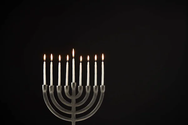 Chanukka Menora Mit Brennenden Kerzen Vor Schwarzem Studiohintergrund — Stockfoto