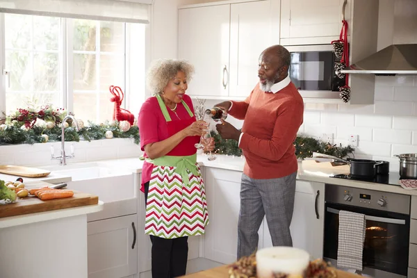 Senior Zwart Paar Gieten Van Champagne Samen Vieren Keuken — Stockfoto