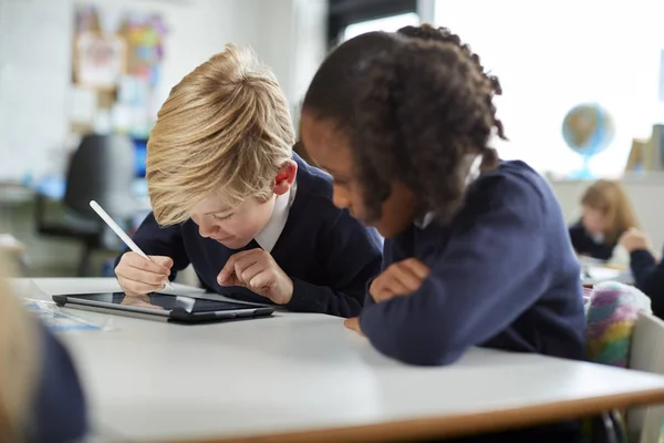 Uma Menina Menino Usando Computador Tablet Caneta Uma Classe Escola — Fotografia de Stock