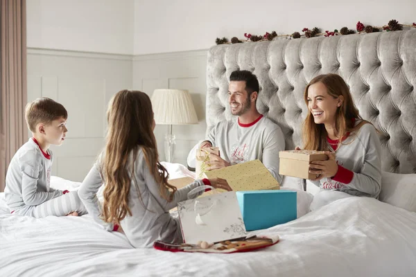 Crianças Excitadas Sentadas Cama Dos Pais Casa Como Presentes Abertos — Fotografia de Stock