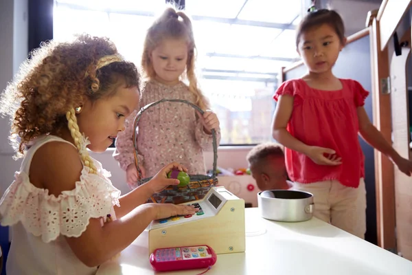 Drei Kindergartenschülerinnen Beim Einkaufen Einem Spielhaus Einer Kleinkinderschule Beleuchtet — Stockfoto