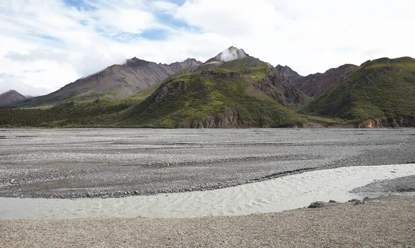 Torr Flodbädd Kör Genom Dalen Mellan Bergen Alaska — Stockfoto