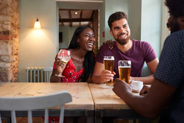 Pareja Joven Hombre Mayor Bebiendo Una Mesa Pub — Foto de Stock