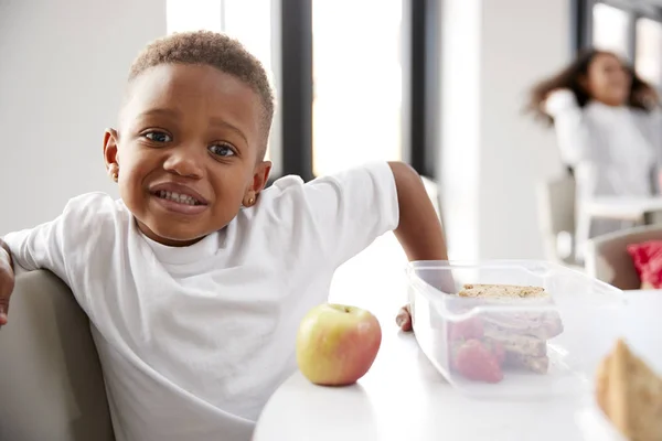 Kleiner Schwarzer Schuljunge Der Der Mittagspause Lächelnd Einem Tisch Klassenzimmer — Stockfoto