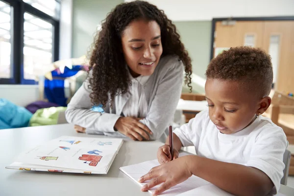 Afrikanisch Amerikanische Lehrerin Mit Lockigem Haar Kindergarten Mit — Stockfoto