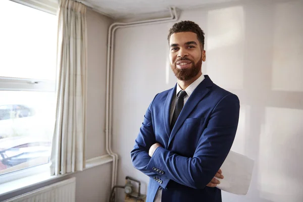 Retrato Realtor Masculino Olhando Para Casa Detalhes Propriedade Para Renovação — Fotografia de Stock