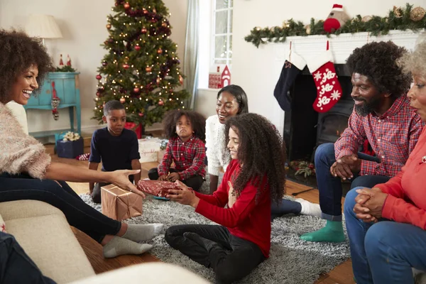 Kızı Anne Hediye Kutlama Noel Evde Birlikte Çoklu Nesil Aile — Stok fotoğraf