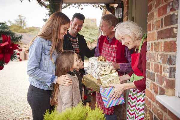 Familie Wordt Begroet Door Grootouders Als Aankomen Voor Bezoek Eerste — Stockfoto