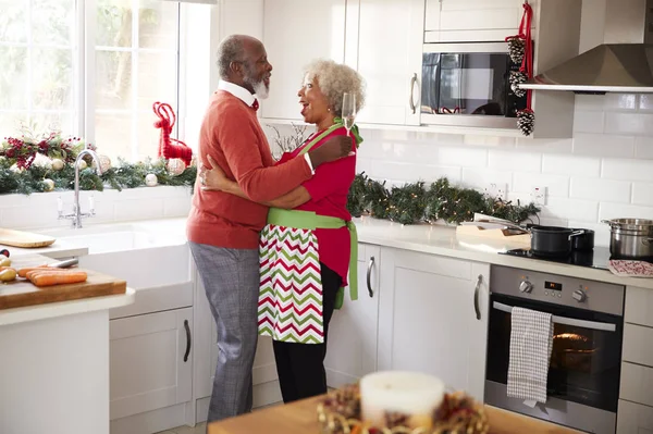 幸せな大人の黒のカップルはシャンパン グラスを持って 笑って クリスマスの朝 食事の準備中にキッチンで受け入れ側の表示します — ストック写真