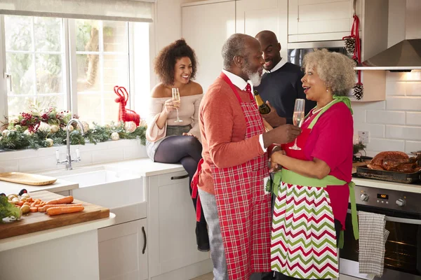 Famiglia Multietnica Adulta Che Festeggia Con Champagne Parla Abbraccia Cucina — Foto Stock