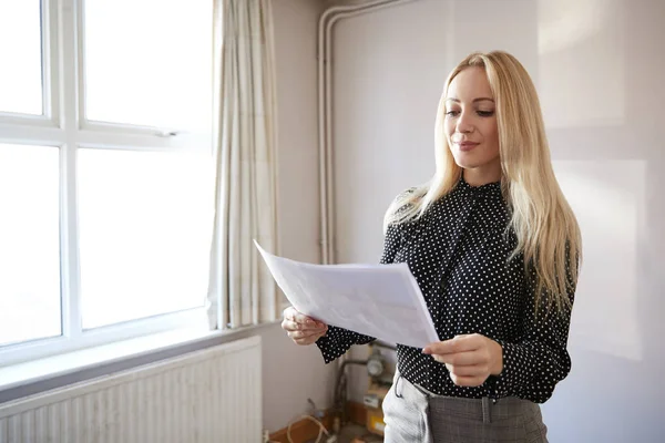 Θηλυκό Realtor Που Βλέπουν Σπίτι Λεπτομέρειες Στην Ιδιοκτησία Για Ανακαίνιση — Φωτογραφία Αρχείου