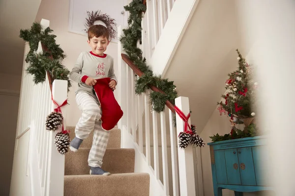 Izgatott Fiú Futás Lépcsőn Gazdaság Harisnya Karácsony Reggel Pizsamában — Stock Fotó