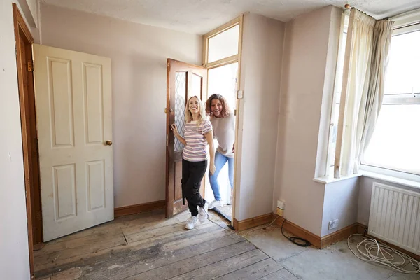 Podekscytowany Para Kobiet Otwarcie Drzwi Nowego Domu — Zdjęcie stockowe
