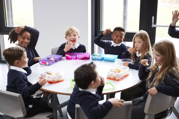 Emelkedett Kilátás Általános Iskolás Gyerekek Együtt Ült Egy Kerek Asztal — Stock Fotó