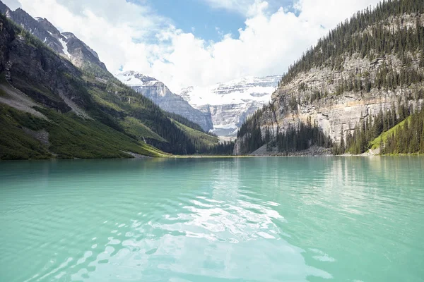 Hermoso Lago Alaska Rodeado Montañas Bosques —  Fotos de Stock