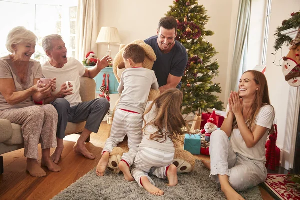 Bambini Che Giocano Con Orsacchiotto Gigante Come Regali Aperti Famiglie — Foto Stock