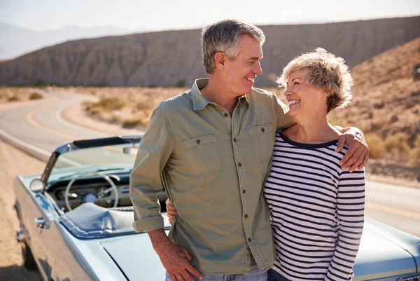 Gelukkige Senior Paar Weg Reis Die Naast Hun Auto — Stockfoto