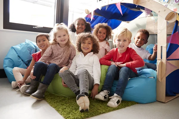 Eine Multiethnische Gruppe Von Schulkindern Die Auf Sitzsäcken Einer Bequemen — Stockfoto