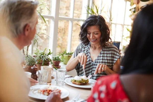 白人成年妇女与朋友在咖啡馆吃饭 — 图库照片