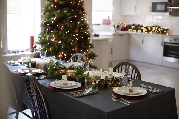 Christmas Dukning Med Bauble Namn Korthållare Ordnade Tallrikar Och Gröna — Stockfoto