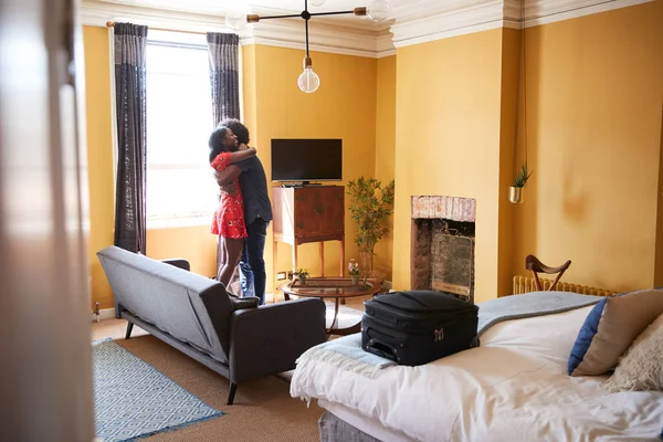 Bir Otel Odasında Kucaklayan Siyah Çift Tam Uzunlukta — Stok fotoğraf
