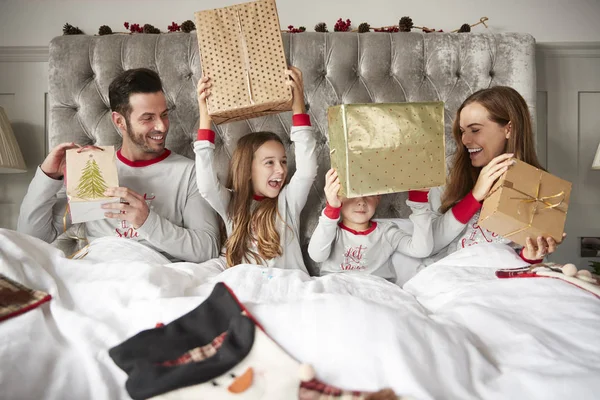 Familia Emocionada Cama Casa Regalos Apertura Día Navidad — Foto de Stock