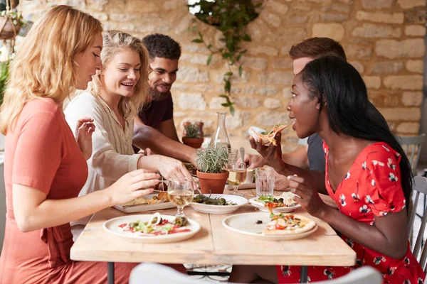Νέοι Ενήλικοι Φίλοι Τρώγοντας Μεσημεριανό Ένα Τραπέζι Ένα Εστιατόριο — Φωτογραφία Αρχείου