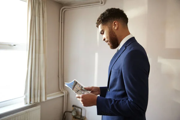 Realtor Masculino Que Mira Los Detalles Casa Propiedad Para Renovación —  Fotos de Stock