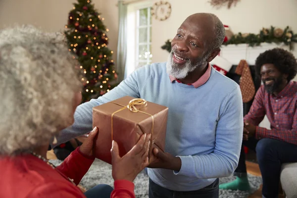 Casal Sênior Trocando Presentes Como Eles Celebrando Natal Casa Com — Fotografia de Stock