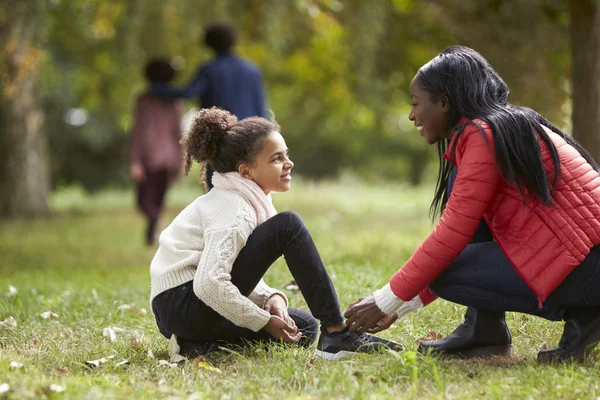 Joven Mujer Negra Ayudando Hija Atarse Los Zapatos Durante Paseo — Foto de Stock