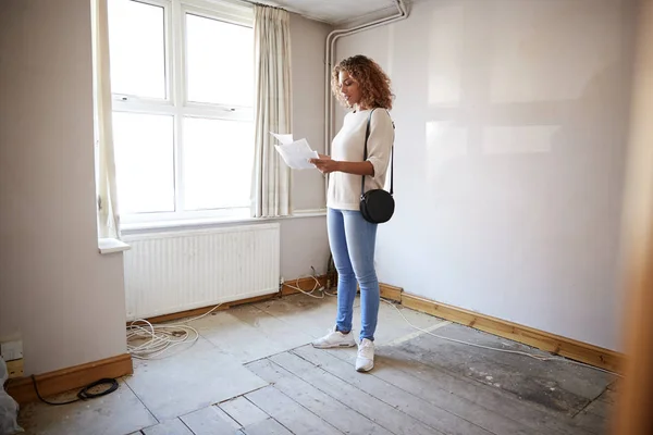 Feminino Primeira Vez Comprador Olhando Para Casa Pesquisa Quarto Ser — Fotografia de Stock