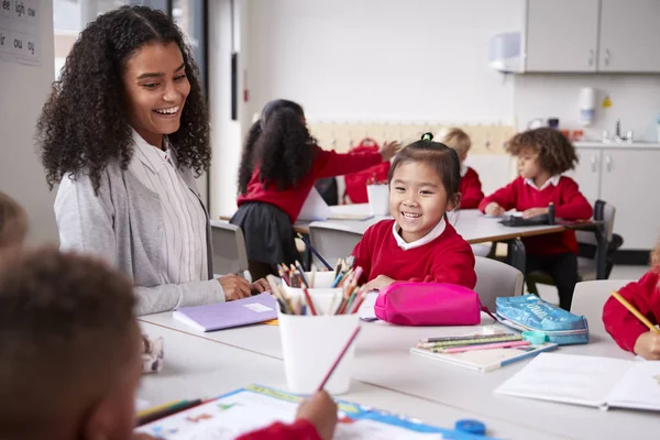 Professeure Écolière Chinoise Assise Une Table Dans Une Classe École — Photo