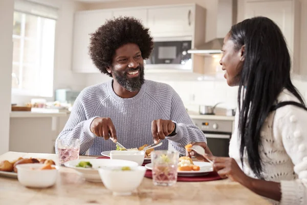 Ευτυχισμένο Ζευγάρι Μαύρα Απολαμβάνουν Τρώει Δείπνο Κυριακή Τους Μαζί Στο — Φωτογραφία Αρχείου