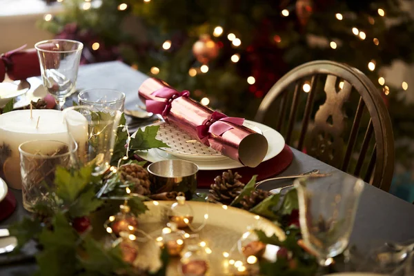 Christmas Table Setting Christmas Cracker Arranged Plate Red Green Table — Stock Photo, Image