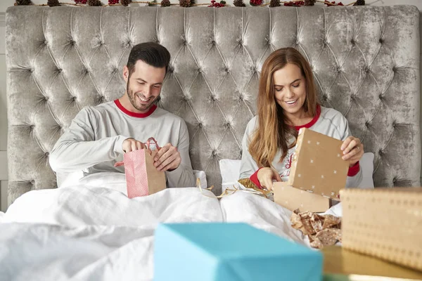 Vooraanzicht Van Het Echtpaar Bed Thuis Opening Geschenken Eerste Kerstdag — Stockfoto