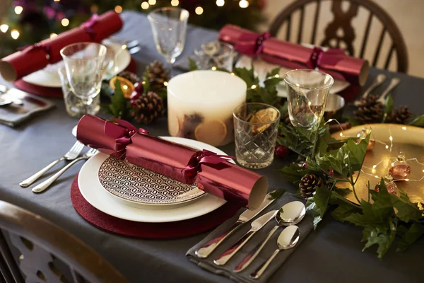 Close Van Kerstmis Tabel Instelling Met Christmas Crackers Gerangschikt Platen — Stockfoto